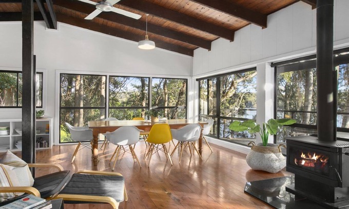 Copacabana House | Direct lake access and close to beach