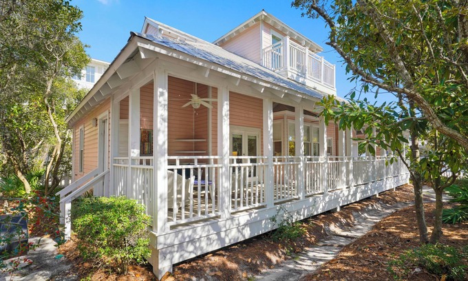 Seaside House | Directly Across from Beach in Seaside, Renovated + 2 Adult Bikes!
