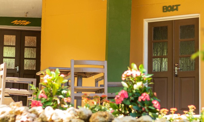 Robins Bay Villa | Discounted Private White Sand Beach. Intimate, Romantic Swinging King Size Bed