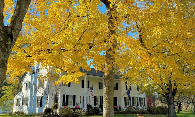 North Bennington House | Discover the rich history of the Henry House, a captivating landmark since 1769.