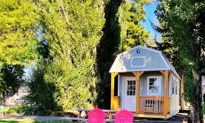 Lynden Cabin | ๐ฟDiscover Tranquility in a Little Barn Cabin: A Unique Glamping Retreat
