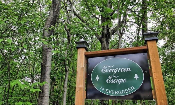 Beaconia Cabin | Discover Your Perfect Retreat at Evergreen Escape Cabin Rental!nn