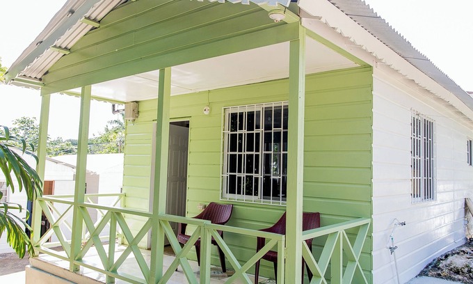 Negril Cottage | Discover Your Perfect Getaway in Negril-Fast WiFi -Short Stroll to 7-Mile Beach