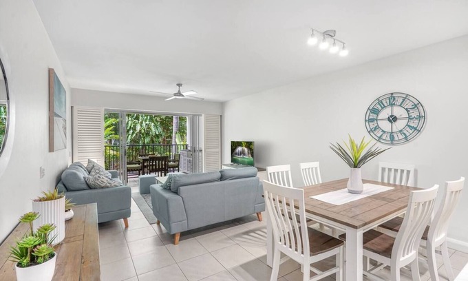 Palm Cove Resort | Dive Straight in from this Breezy Poolside Oasis