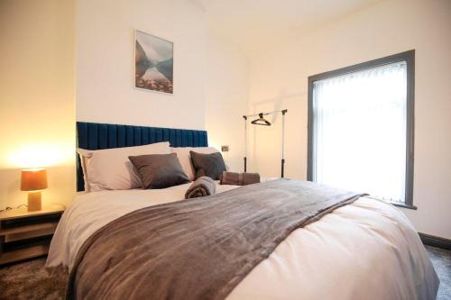 Horwich House | Dixon House, Sleeps 6, Free Parking, Long or Short Stays - by NMB Property