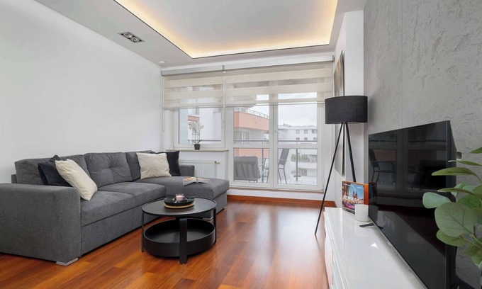 Krakow Apartment | Dobrego Pasterza 118C Kraków | Modern Apartment with Desk and Balcony