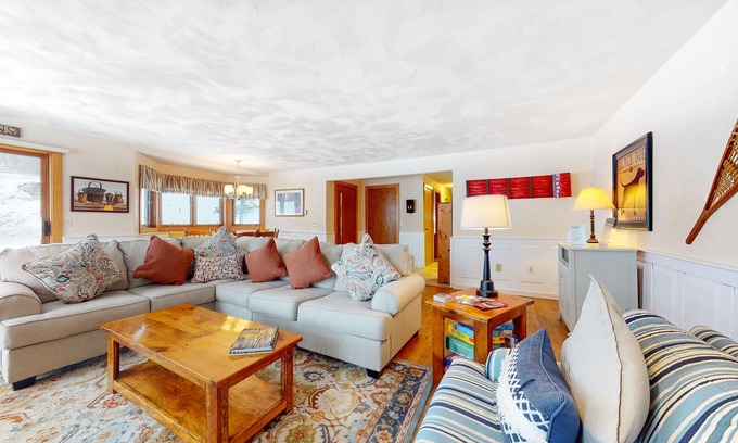 Jackson Condo | Dog-friendly condo near skiing with amazing Mt.Washington views, fireplace & W/D