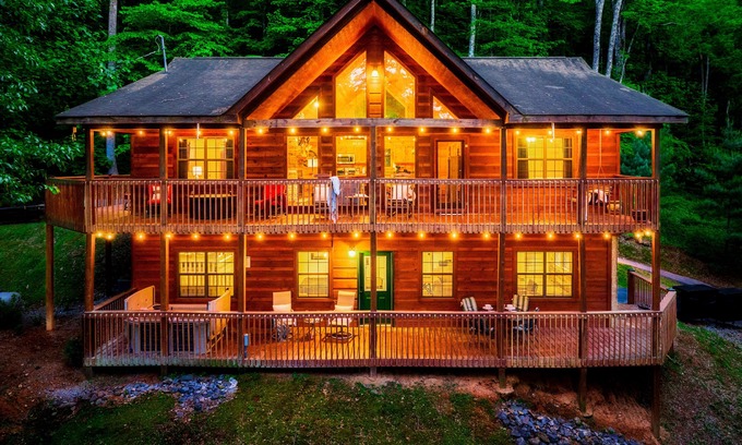 Wears Valley Cabin | Dog Friendly, Hot Tub, Easy Drive, Pool Table, HUGE Gameroom, Arcade, Yard,