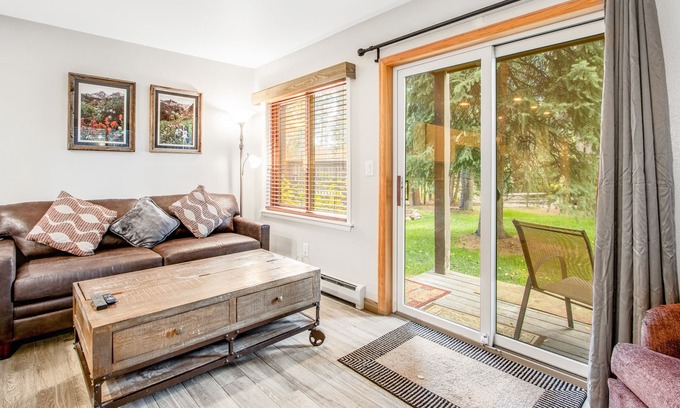 Four O'Clock Condo | Dog-Friendly Ski-In/Ski-Out Condo with Shared Hot Tub in Prime Location