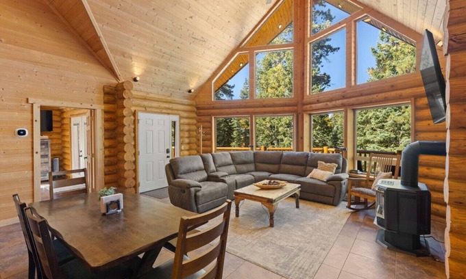 Meadow View Heights Cabin | Dog-friendly log cabin with game room and fire pit