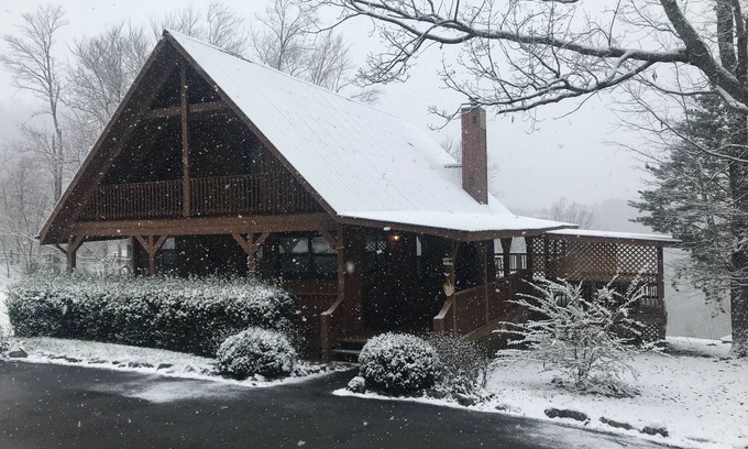 Gatlinburg - Pigeon Forge Cabin | Dogwood Dreams} Awesome Views, Awesome Game-room, WiFi, Hot tub, No steep roads
