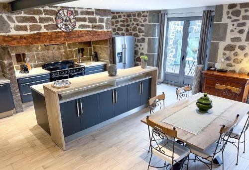 Velzic House | Domaine des 5M, Authenticité et Élégance au cœur du Cantal