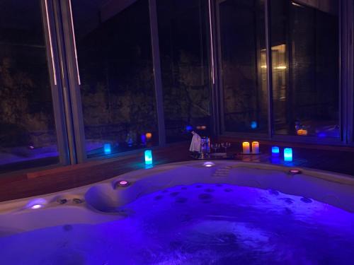 Sainte-Genevieve-les-Gasny House | Domaine Spa Perret-3Ha-Château ArtDéco MasterSuite B&B ou Gîte de Charme-À3Mn Giverny-Jardins Monet-Le Vexin-Piscine Chauffée en Haute Saison-Aire Enfants-PingPong-Options Dîner-Billard-Massage-Yoga-Coaching-Fitness-Sauna-Hammam-Promo2Nuits Jacuzzi inclus