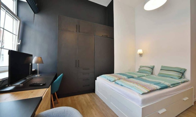 Old Town Apartment | Domillion 3bdr 2bath New Apt w free parking V1020