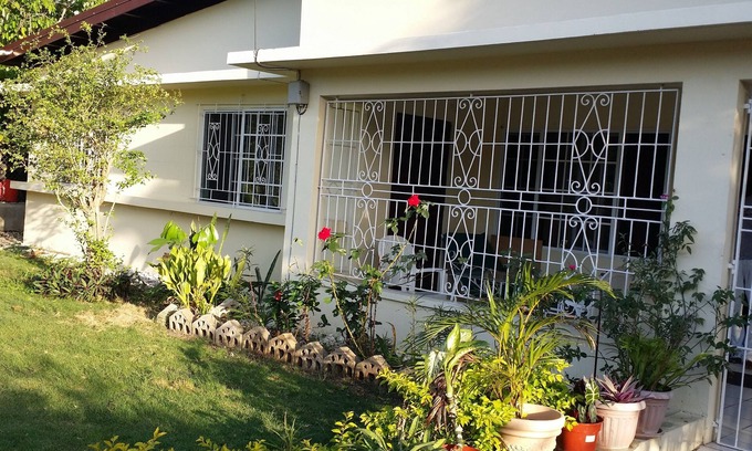Spanish Town Zone House | *DOMINIQUE'S GETAWAY- JA. safe*wifi*parking*experience the REAL JAMAICA