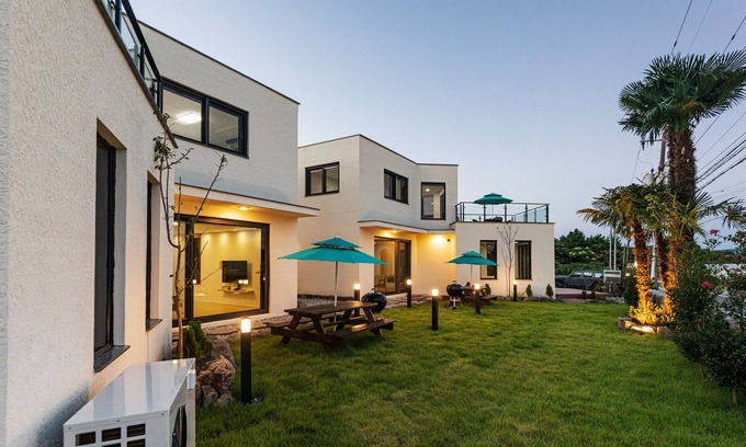 Seogwipo City House | Donnaeko Private Pool Villa