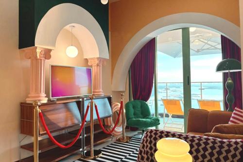 Central District Apartment | Dooga Ins-Retro Opera Deco Seaview Bathtub by Doogahome Homestay