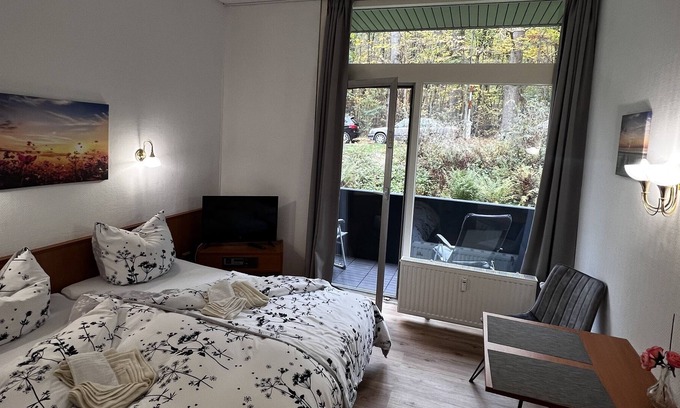 Mandelholz House | Doppel-/ Zweibettzimmer mit Bergblick 9