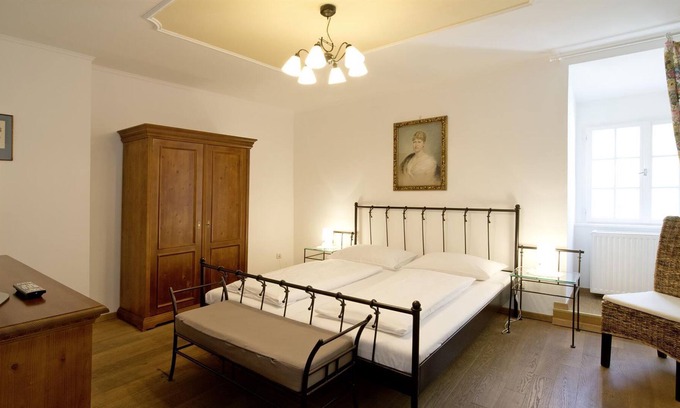 Halbturn Apartment | Doppelzimmer mit Dusche, WC - Wohnen im Schloss - Knappenstöckl