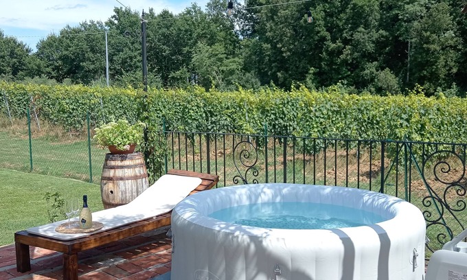 Lamporecchio House | Double bedroom with exclusive bathroom and private access from the outside