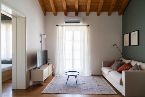 Udine Apartment | Double Private Parking, 2 Bedrooms & 2 Bathrooms - Elegant Apartment in Old Town