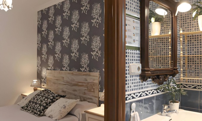 Deba Apartment | Double Room 'Doble 4' with Mountain Views, Private Garden and Wi-Fi