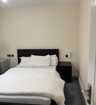 Heathfield Apartment | Double Room Ensuite in Croydon Family Home