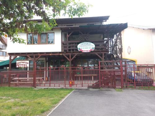 Targoviste House | Double room with private bathroom by OSTERIA CONSTANTINO