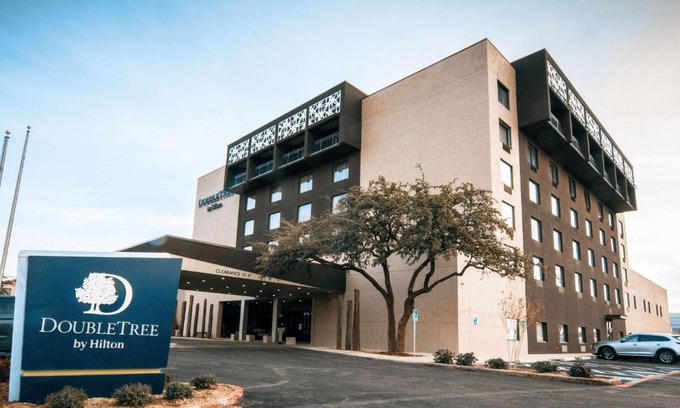 Downtown Hotel | Doubletree By Hilton Lubbock - University Area