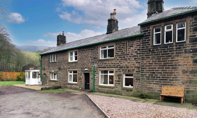 Saddleworth Cottage | DOVESTONE COTTAGE, pet friendly, with open fire in Greenfield