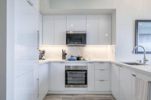 Downtown Toronto House | Down Town CN Tower View 2BR Condo with Balcony and WiFi