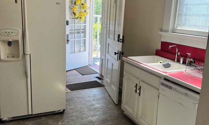 Anniston Apartment | Downstairs Studio apartment in delightful Anniston with WiFi, AC