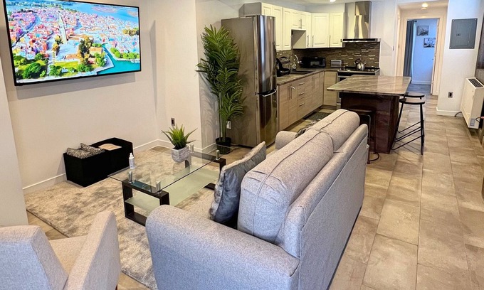 Lowertown Apartment | Downtown-Byward Market Stylish Apt +1 Free Parking