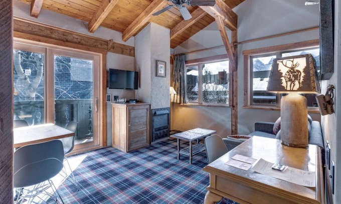 Town Centre Hotel | Downtown Canmore-6 Guests!