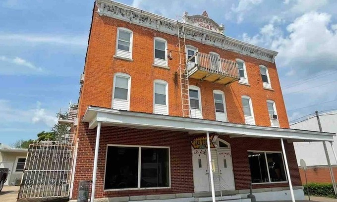 Columbus Junction House | Downtown Columbus 2 bedroom unit with great views!