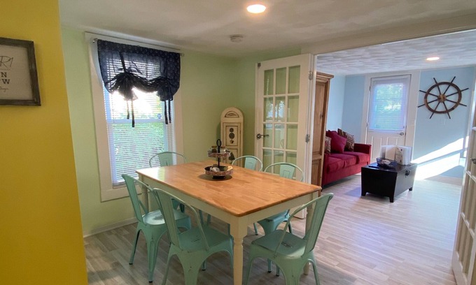 Bristol Cottage | Downtown Cottage! Sleeps 5! Fully fenced in. Near wedding venues + Roger Will U!