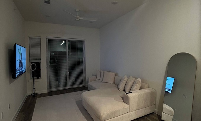 Downtown Houston Apartment | Downtown District apartment, close to Minute Maid stadium and Toyota center!