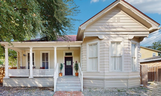 Southtown House | Downtown duplex with patio, enclosed backyard, washer/dryer, streaming, AC, WiFi