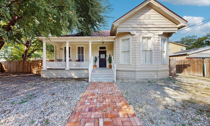 Southtown House | Downtown duplex with patio, enclosed backyard, washer/dryer - near downtown