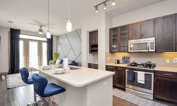 South Central Houston Apartment | Downtown Elegance: Upscale Hideaway/King Bed/Free Garage Parking