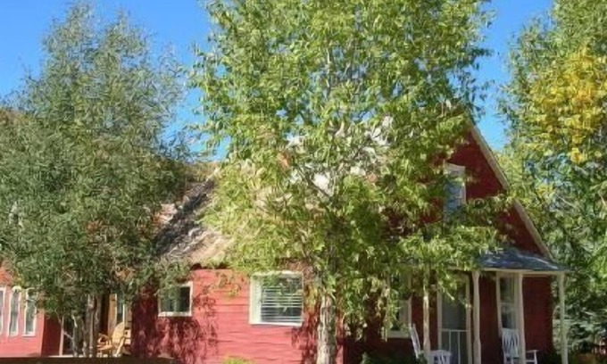 Crested Butte House | Downtown historic appeal only 1/2 block from Elk! Private HOT TUB!