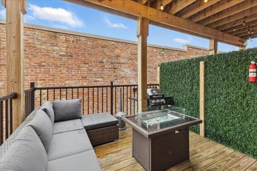 Lockerbie Square Apartment | downtown Indy with Fire Pit and Free Parking