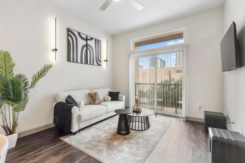 Central Business District Apartment | Downtown Modern Elegance Suite with Free Parking, Pool, WIFI and a King Bed