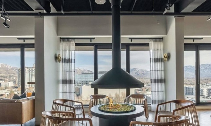 People's Freeway Apartment | Downtown Mountain Views Fire pit Free Pkg, Gym