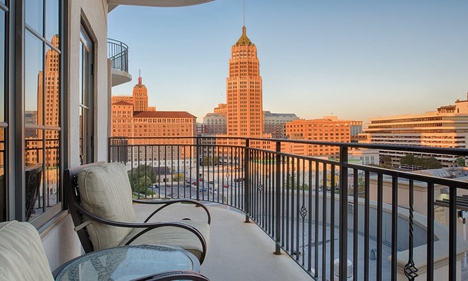 Downtown San Antonio Resort | Downtown San Antonio Resort close to RiverWalk and The Alamo with Rooftop Pool and Hot tub