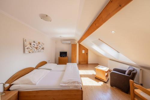 Piestany Apartment | Downtown Studio with Garden