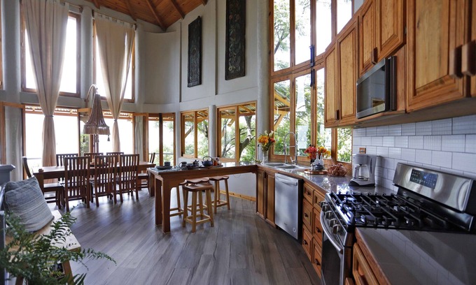 Pasajcap House | Dramatic new home, close to center, STUNNING views! Now with Starlink Internet!