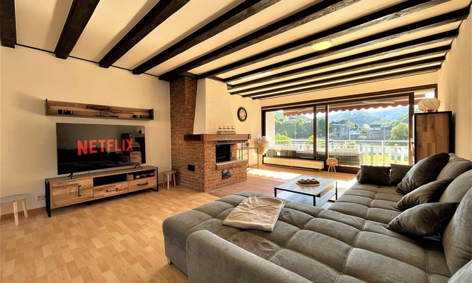 Alf Apartment | ★Dream view | fireplace | balcony | castle view | 65-inch TV | Netflix | Sky | Joyn★