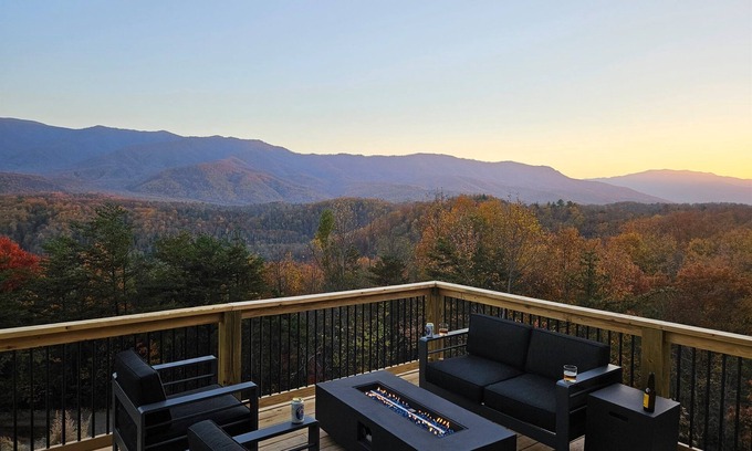Cosby Cabin | Dream View: Heated Pool| Hot tub| Theater| Arcade| Fire Pit| 25 Acres.