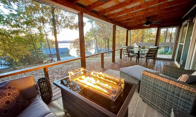 Cadiz Cottage | Dreamy Cottage Getaway w/Sunset Lakeview